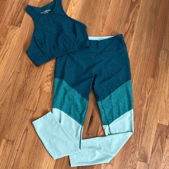 Outdoor Voices Set: High neck bra and tri tone legging - Picture 3 of 5